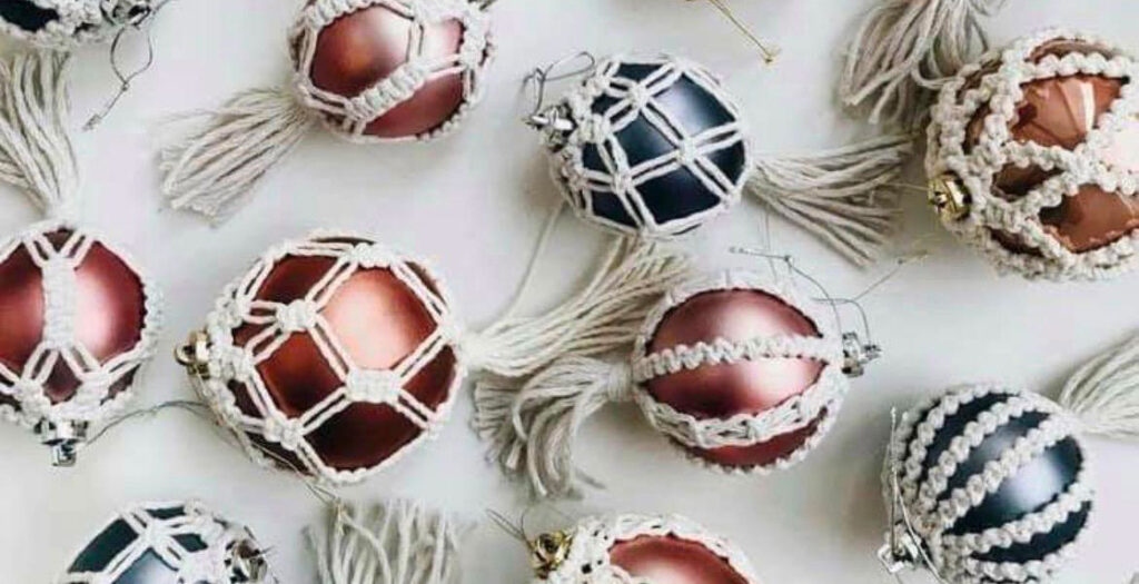 Palline di Natale decorate a mano con intrecci in macramè realizzate durante il workshop a Milano