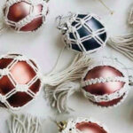 Palline di Natale decorate a mano con intrecci in macramè realizzate durante il workshop a Milano